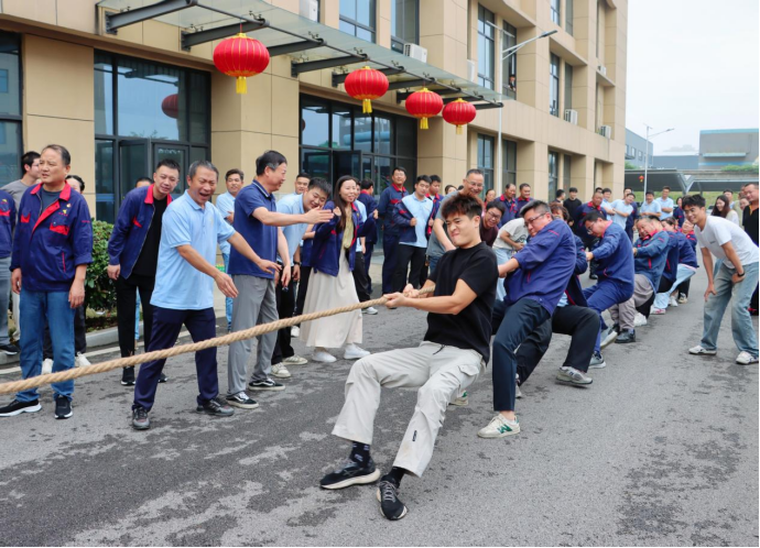 熊猫体育首页举办迎国庆“安装杯”职工拔河比赛