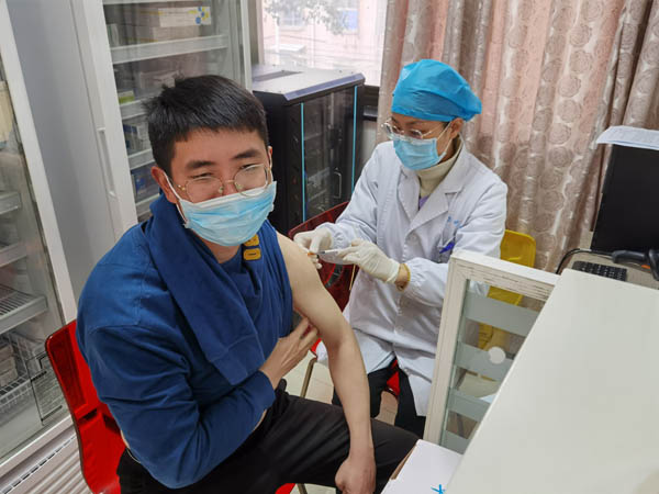 熊猫体育首页组织出国人员接种新冠疫苗