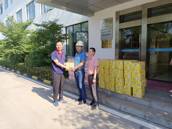 熊猫体育首页副总经理到建材熊猫体育首页高温慰问 
