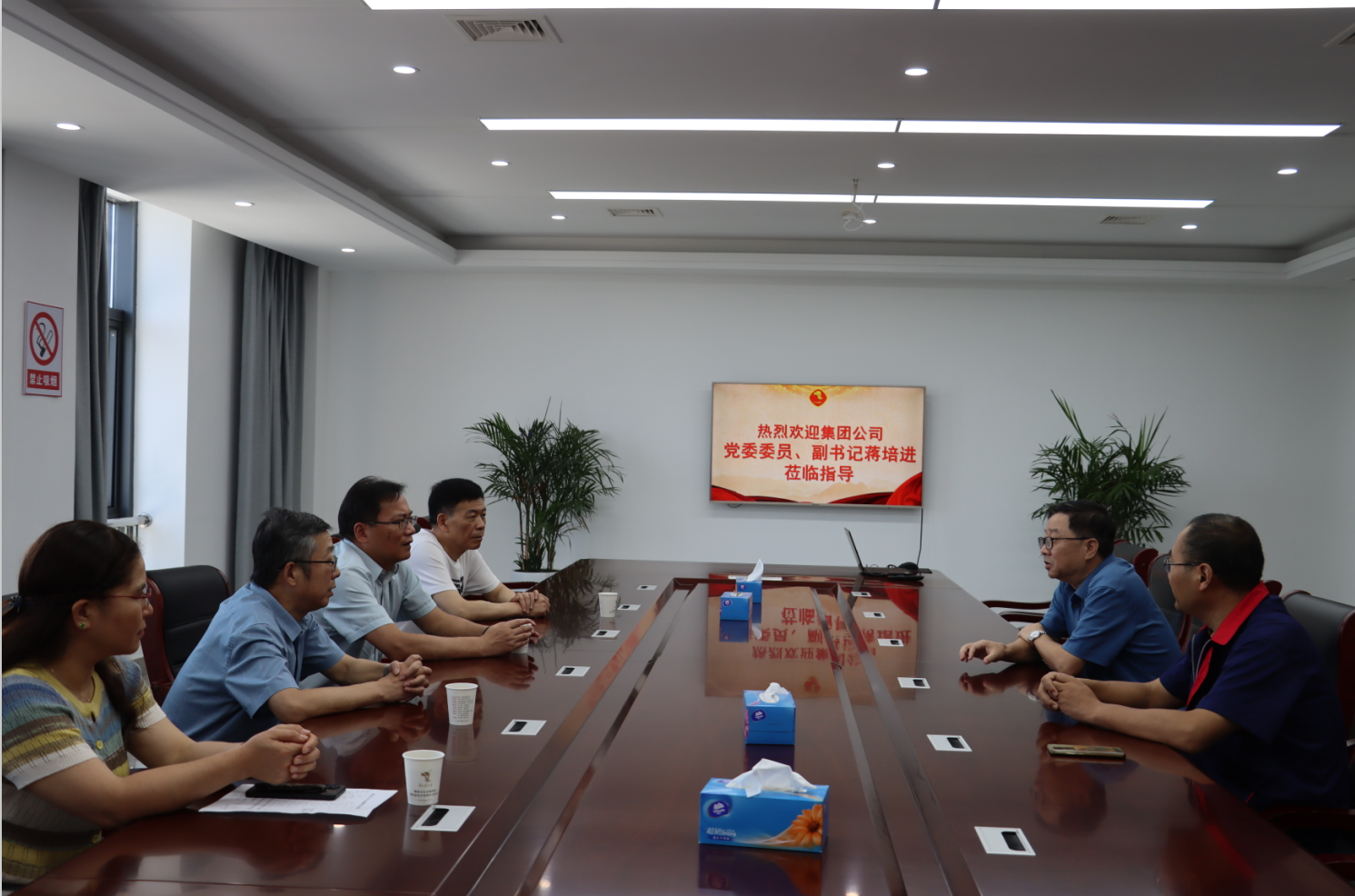 集团熊猫体育首页党委副书记蒋培进到熊猫体育首页开展高温慰问
