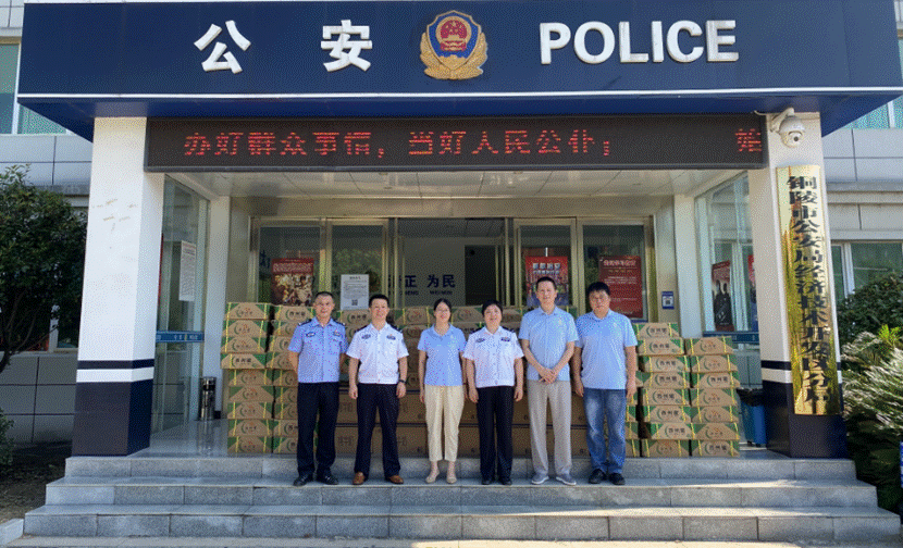 熊猫体育首页到经开区消防大队及经开区公安分局开展高温慰问